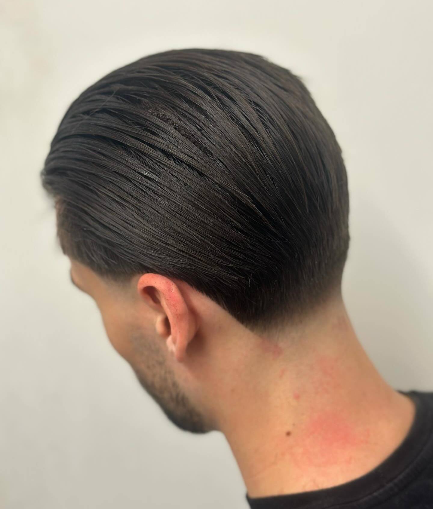 Men’s Sleek Undercut Hairstyle with Blurry Nape